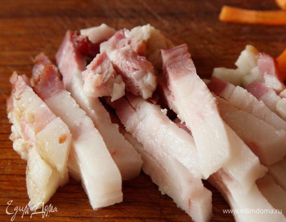 Кусочек сала с мясной прослойкой нарезаем. 