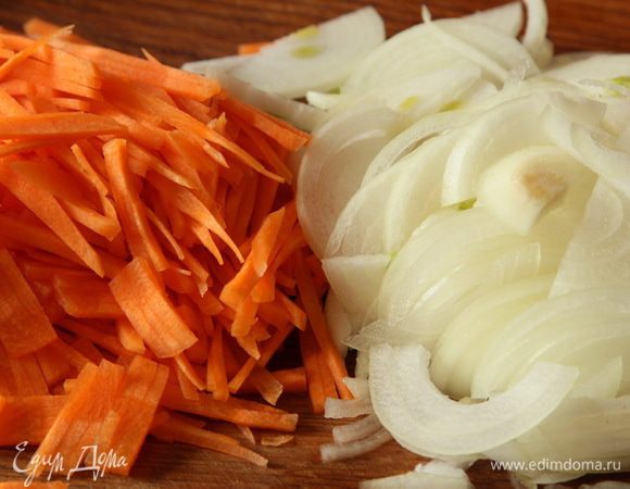 Шинкуем морковь, нарезаем лук.