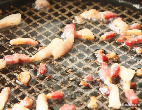 На сковороде распускаем сало.