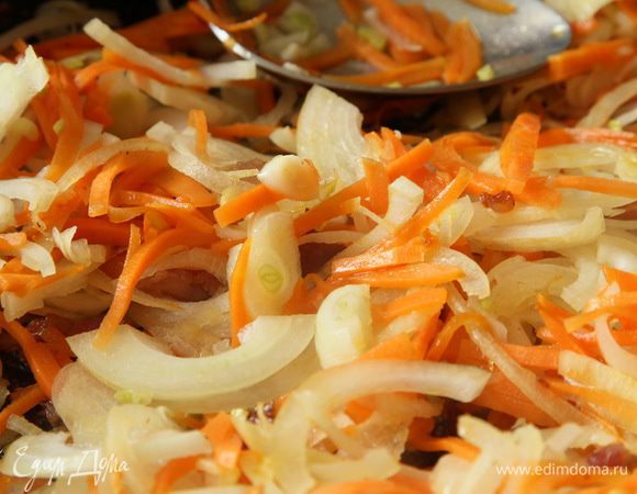 Отправляем к салу морковь, готовим ее до того момента, как она пустит цвет. Затем добавляем лук и все вместе пассеруем.