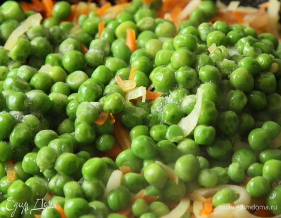 Добавляем зеленый горошек и доводим до готовности под крышкой.