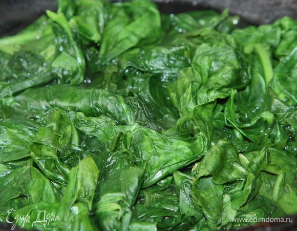 Пока готовится наша заправка для супа, моем шпинат и отправляем его на сухую разогретую сковородку. Как только шпинат "ужался" и пустил сок - выключаем огонь и оставляем остывать.