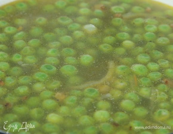 Картофель приготовился, отправляем туда заправку и готовим еще минут 5.