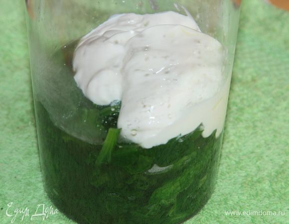 В это время выкладываем в стакан блендера шпинат с соком и добавляем туда 2 столовые ложки жирных сливок.