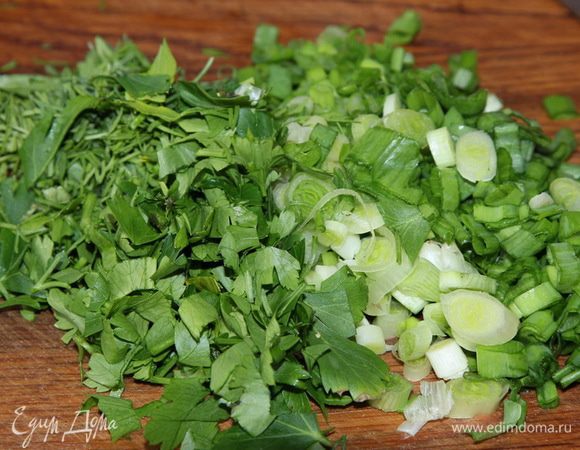 Зелень нарезаем. 