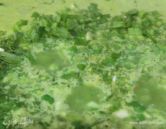 Добавляем нарезанную зелень и выключаем огонь.