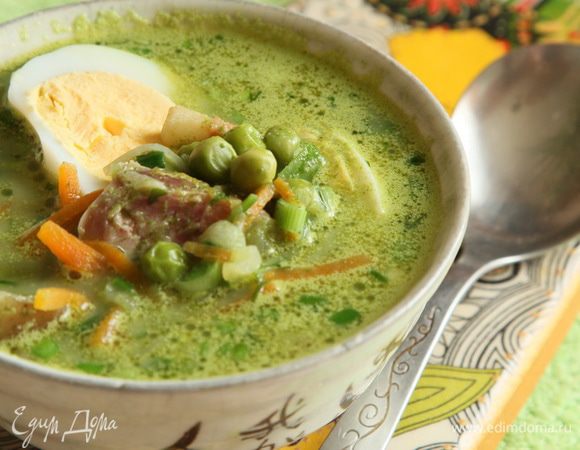 Собираем наше блюдо: в тарелку выкладываем нарезанную колбаску, наливаем наш легкий суп и выкладываем половинку яйца. 
Приятного аппетита! Очень вкусно! 