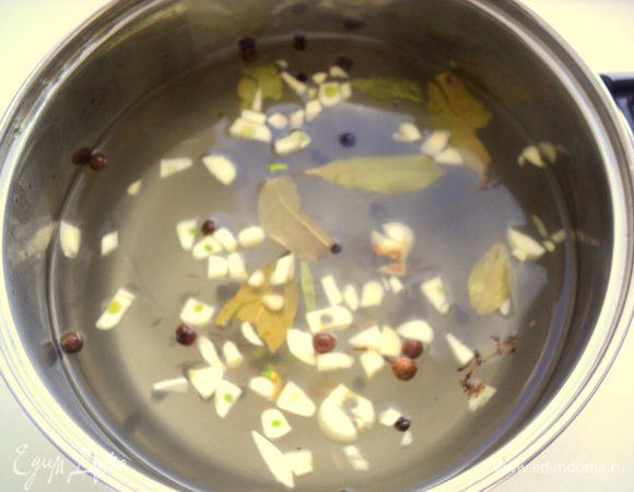 Приготовить маринад: воду вскипятить с солью, затем охладить до теплого состояния. Добавить порезанный мелко чеснок, лавровый лист, черный и душистый перец, тмин и охладить до комнатной температуры.