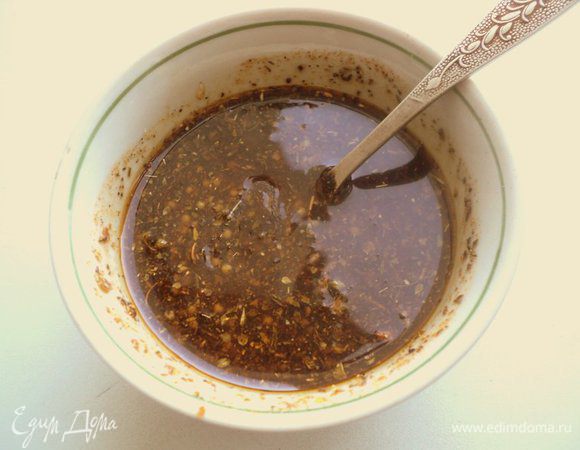 Для глазури смешать мед, растительное масло, горчицу и смесь специй.