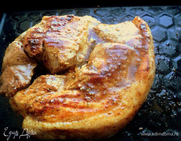 Мясо вынуть из маринада, обсушить салфетками. Сковороду-гриль хорошо разогреть, слегка смазать растительным маслом и быстро обжарить пласт мяса с двух сторон до румяной корочки. Переложить мясо на противень и смазать со всех глазурью.

