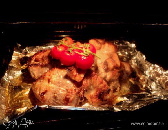 Запекать в духовке при температуре 180 градусов 45-50 минут. В процессе выпечки еще раз смазать мясо глазурью и запечь веточку помидор черри для декора.