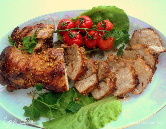 Готовое мясо вынуть из духовки, накрыть фольгой и дать отдохнуть 10-15 минут. При подаче нарезать ломтиками. Подавать с зеленью и соленьями. Приятного аппетита!