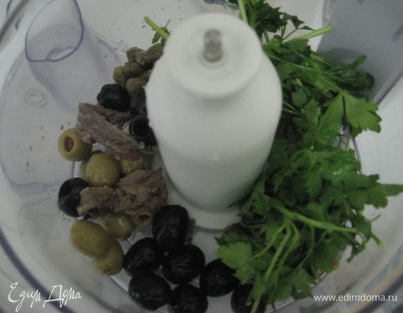 Приготовить тапенад: измельчить блендером оливки, каперсы, анчоусы и петрушку. Добавить 1 ст. ложку оливкового масла. На помидоре сделать крестообразный надрез, ошпарить кипятком, очистить от кожуры, удалить семена. Помидор нарезать полосками, посолить и поперчить.