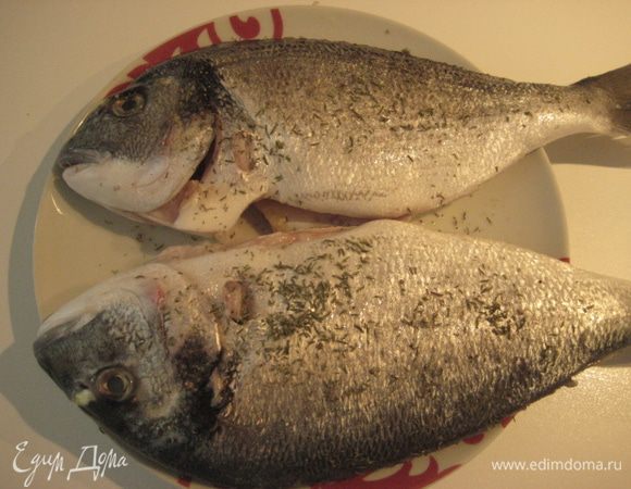 Рыбу почистить, удалить внутренности и жабры, промыть, обсушить бумажным полотенцем. Посолить немного, поперчить, посыпать тимьяном.
