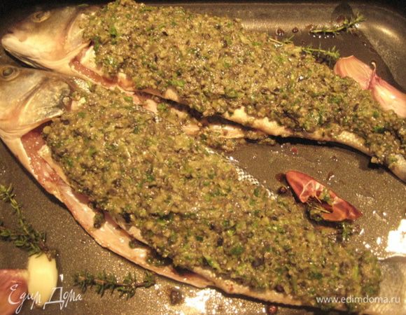 Оставшимся соусом обмазать рыбу сверху. Сверху разложить помидор. Запекать при температуре 200 гр 20-25 минут.  