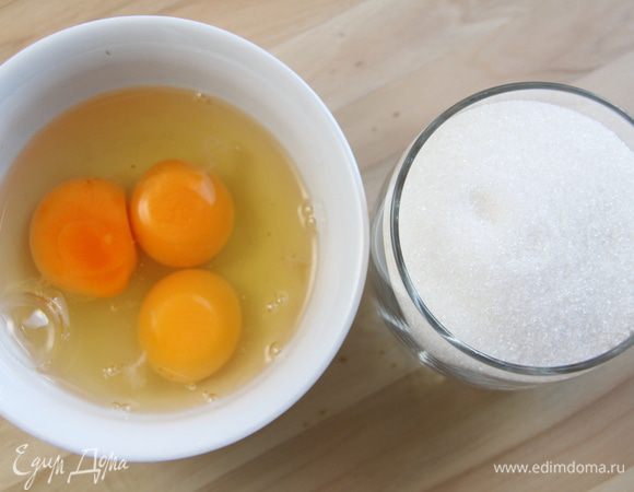 Соединить яйца с сахаром, слегка взбить венчиком.