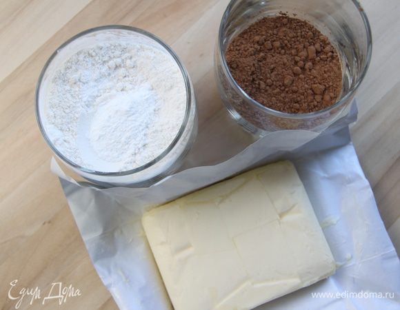 Муку и какао просеять. Масло заранее выложить из холодильника, чтобы размягчилось.