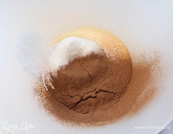 Соединить яичную смесь, муку и какао. Перемешать.