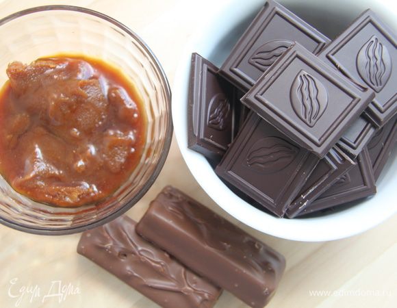 Отмерить карамель, шоколад поломать на дольки. 