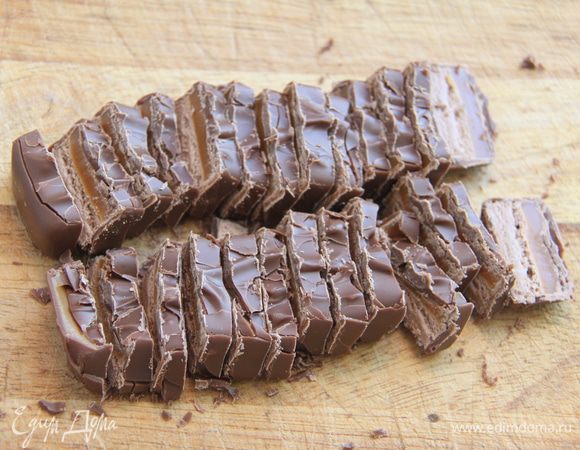 Батончики (2шт) нарезать на кусочки.