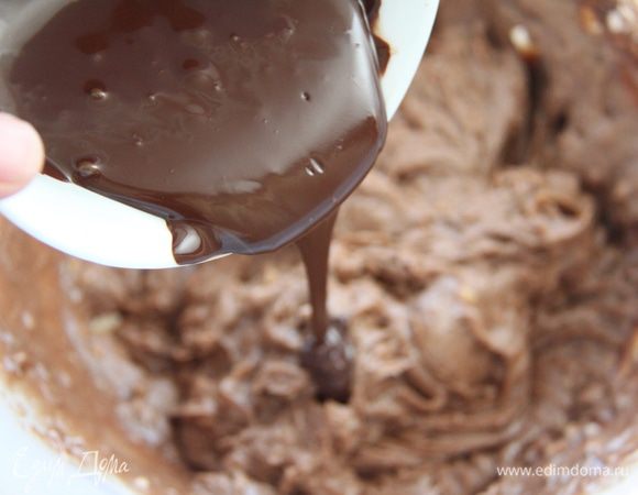 К основной смеси добавить растопленный шоколад (я делаю это в микроволновке, импульсно, часто помешивая).