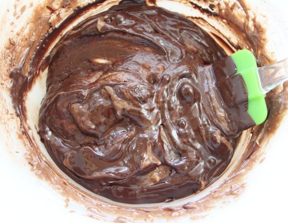 Добавить размягчённое сливочное масло, перемешать.