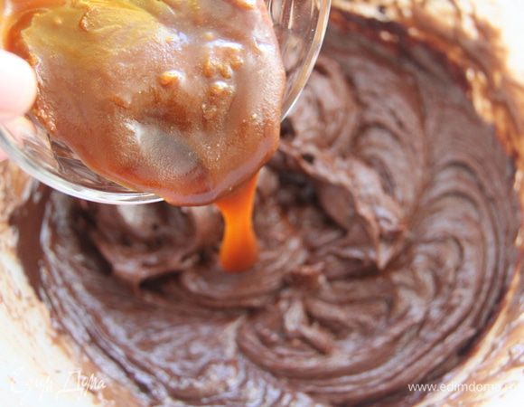 Добавить половину порции карамели (у меня карамель стоит в холодильнике, поэтому я немного подогрела её в микроволновке). 