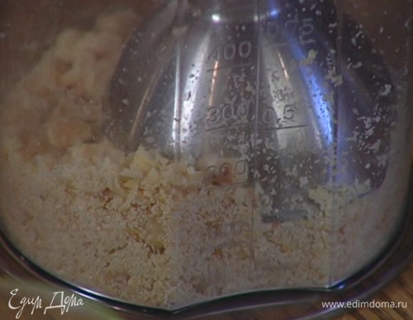 Фундук измельчить в блендере в мелкую крошку.