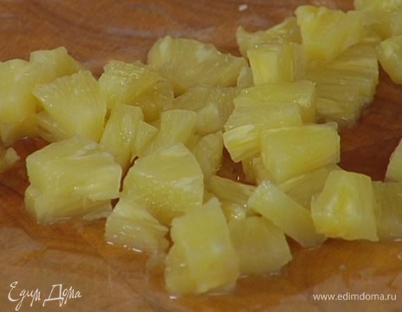 Консервированный ананас нарезать небольшими кусочками.