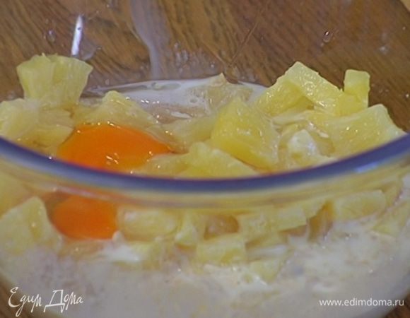 Муку соединить с ананасами, орехами, сахаром, яйцом, разрыхлителем и солью, влить молоко и все вымешать.