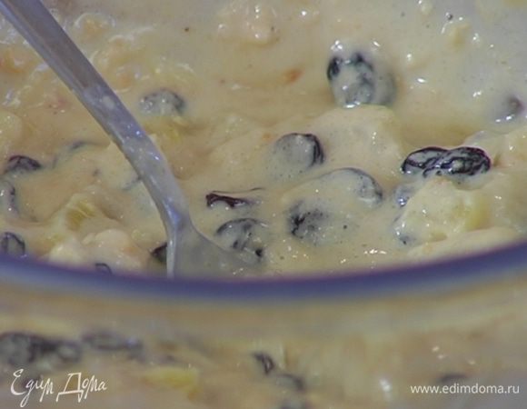 Слить через сито воду из изюма, добавить его в тесто и еще раз вымешать.