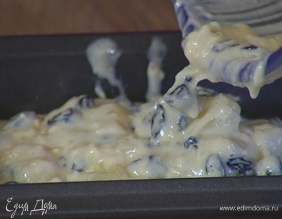 Форму для кекса смазать оливковым маслом, выложить тесто, разровнять его и выпекать в разогретой духовке 25–30 минут.