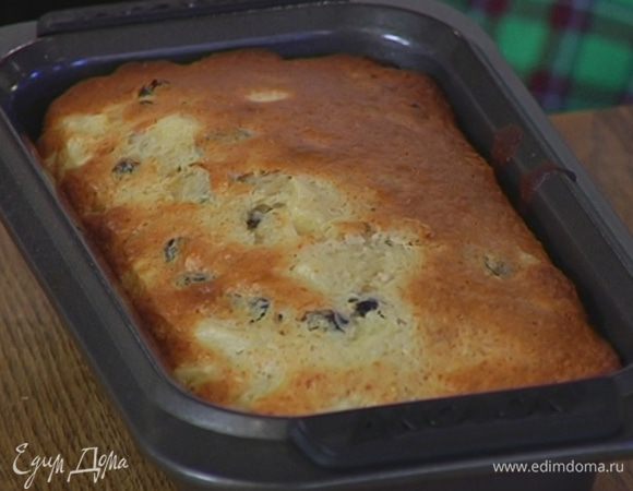 Готовый кекс посыпать сахарной пудрой.