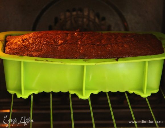 Выпекать при 170*С 30-40 минут. Если любите более влажное тесто, то выпекайте 30 минут. Я выпекала 40 минут, и получилось по краям пропечённое тесто, а в центре влажное. Как у фондана.