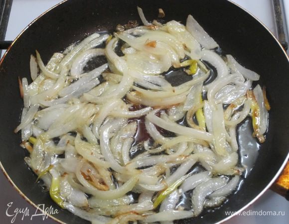 Лук обжарить на растительном масле.