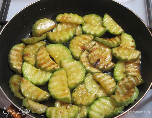 Кабачки обжарить.