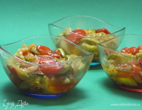 Остывшие овощи перемешать, посолить, поперчить, добавить тертый чеснок.