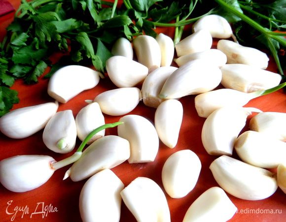 Чеснока нужно много, но пусть Вас это не пугает, он ужаривается и потом тушится. В видеорецепте брали 24 шт.