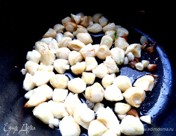 В процессе потряхиваем кастрюльку, чтобы все зубчики равномерно позолотились.