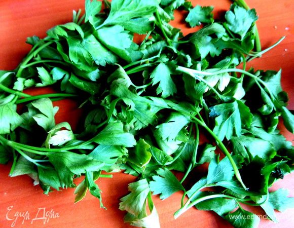Петрушку порвать на мелкие веточки.