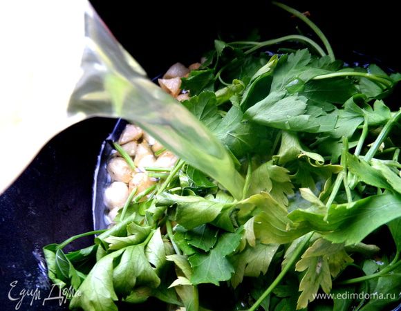 Разводим бульон в кипятке и вливаем в чеснок с зеленью.