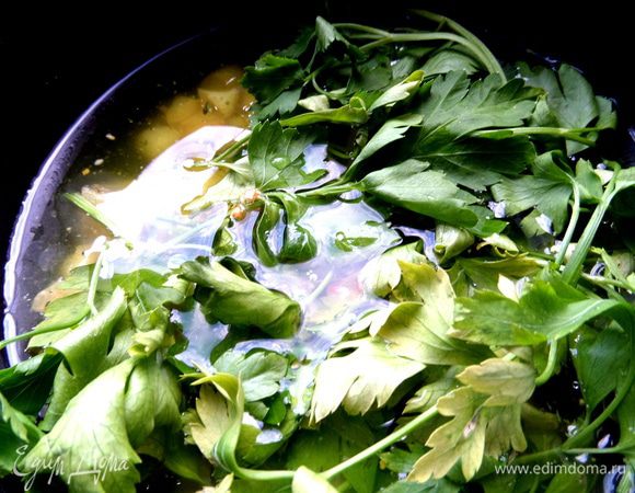 Ставим на средний огонь и варим супчик.