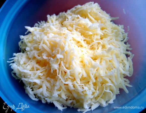 Сыр мелко натереть.