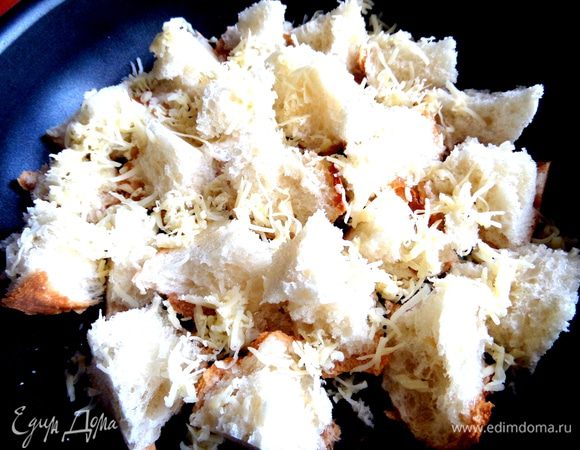 Сбрызнуть хлеб маслом и посыпать сыром.