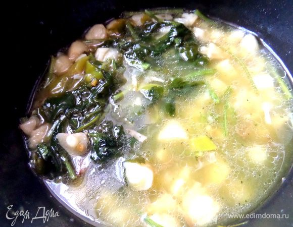 Суп уже сварен, чеснок в нём мягкий.