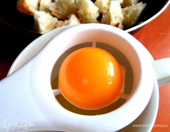 Желтки отделить.