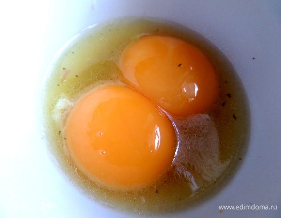 Влить немного бульона... Я брала 2 желтка, но можно и 3.