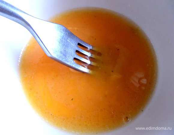 Взбить бульон с желтками.