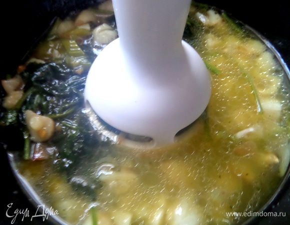 В остальной суп погрузить блендер и взбить.