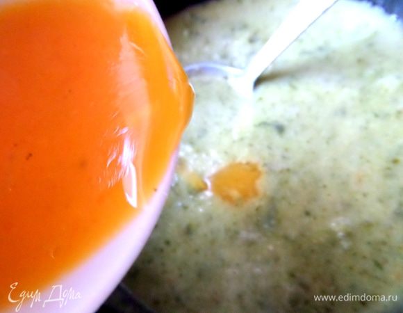 Снять с огня и влить струйкой желтки.